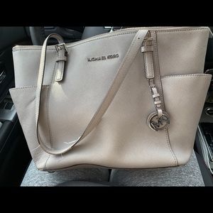 Micheal kors grey purse
